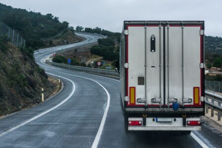 sicurezza-su-strada-per-veicoli-pesanti-corsi-di-guida-sicura-per-camion-e-autobus